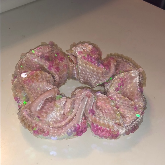sequin scrunchie - Picture 3 of 5